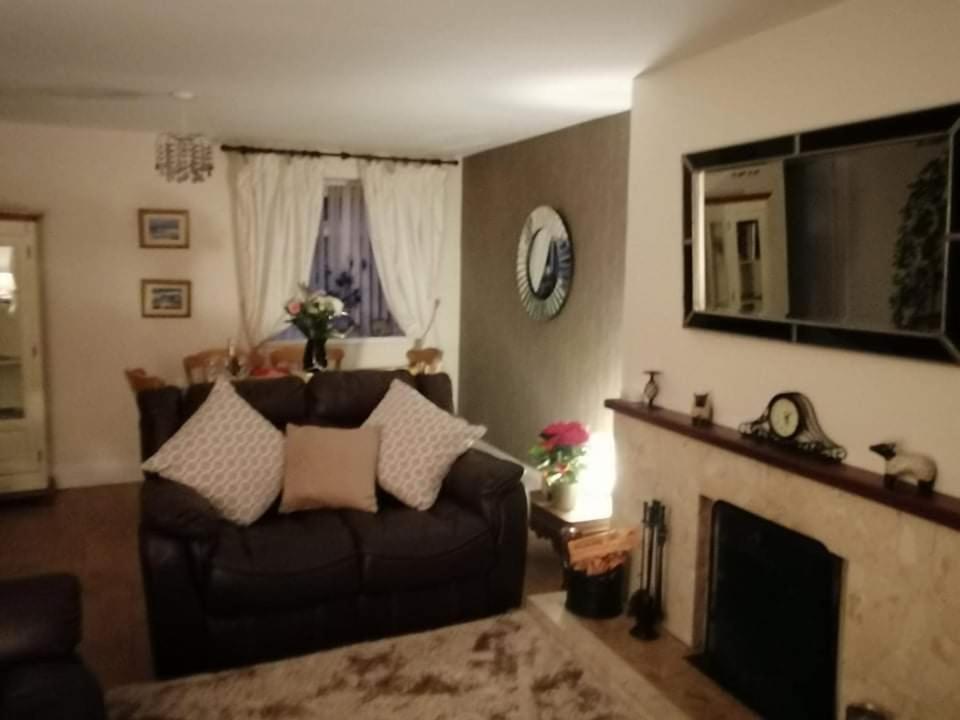 Comfy Quiet Town House Strabane Room photo
